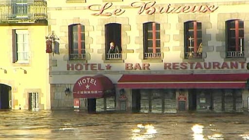 A Quimperlé, l'hôtel "Le Briseux" et son propriétaire, piégés par la montée des eaux.