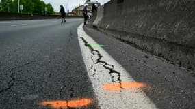 Des fissures sur l'autoroute A13  à la hauteur de Versailles dans les Yvelines le 19 avril 2024.
