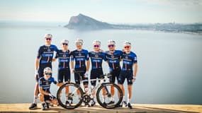 L'équipe Groupama FDJ pour la saison 2025 autour de son nouveau vélo Wilier