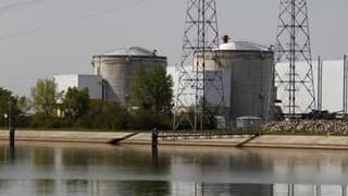 Le risque d'inondation de la centrale nucléaire de Fessenheim, située à huit mètres en dessous du grand canal d'Alsace, qui endigue le Rhin, vont être réévalués. /Photo prise le 10 avril 2011/REUTERS/Vincent Kessler