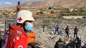Un secouriste de la Croix-Rouge libanaise dans le village de Younine, dans la vallée de la Bekaa à l'est du Liban, le 21 novembre 2024.