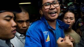 Wa Lone (c), journaliste de Reuters, arrive au tribunal de Rangoun, le 27 décembre 2017 en Birmanie