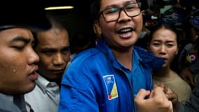 Wa Lone (c), journaliste de Reuters, arrive au tribunal de Rangoun, le 27 décembre 2017 en Birmanie