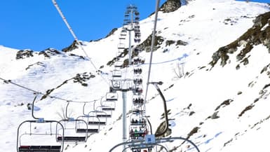 Des télésièges en pleine activité dans la station de ski de Piau Engaly, dans les Hautes-Pyrénées, le 17 février 2023. (Illustration)