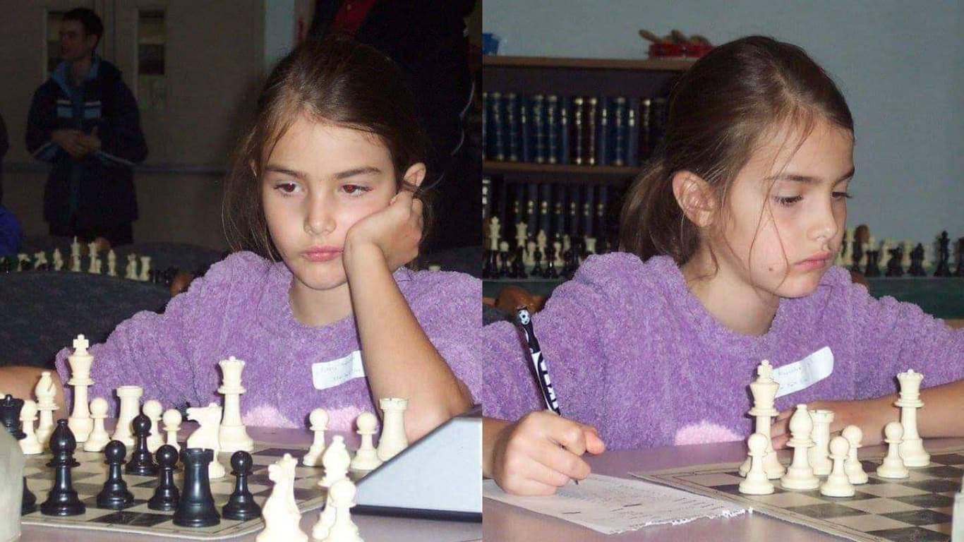 Alexandra Botez lors d'une compétition d'échecs dans son enfance Alexandra Botez lors d'une compétition d'échecs dans son enfance