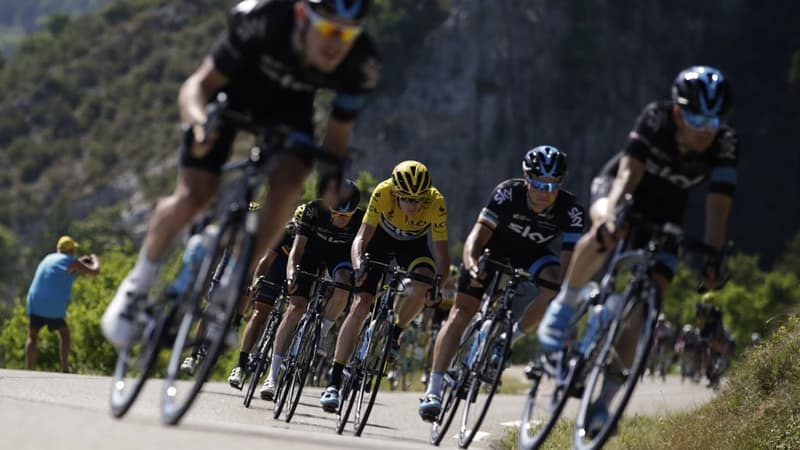 L'équipe Sky et son leader, le maillot jaune Chris Froome