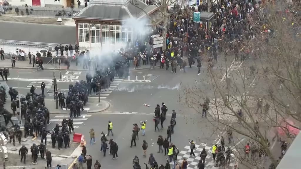 Echauffourées dans le cortège parisien, à Port-Royal. Echauffourées dans le cortège parisien, à Port-Royal.