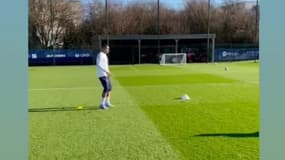 Mbappé sur la pelouse du centre d'entraînement du PSG