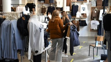 Des clientes dans un magasin de vêtements (photo d'illustration).