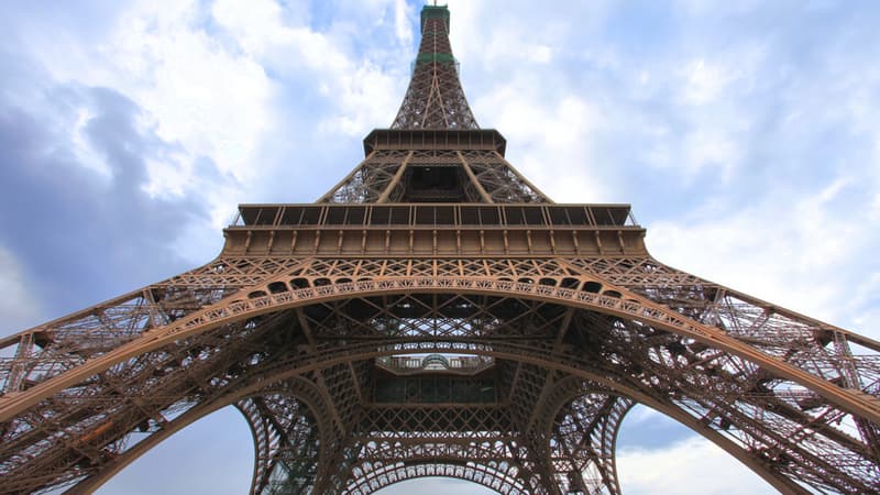 Les deux éoliennes sont installées sur la Tour Eiffel, au deuxième étage, à 127 mètres du sol.