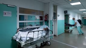 Un médecin et un patient dans un établissement hospitalier de Saint-Denis en juillet 2020.