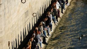 Sur les quais de Seine à Paris, lors d'un dimanche ensoleillé malgré la pandémie, le 28 février 2021 