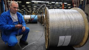 Romagny (Manche), 5 janvier 2012: un salarié de l’entreprise Acome, spécialisée dans la fabrication de câbles, contrôle la circulation du courant dans un câble destiné au très haut débit.