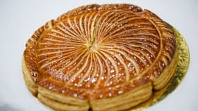Une galette des rois à la frangipane exposée lors du concours des « Meilleurs gâteaux de l'Épiphanie » organisé par l'association des boulangers et pâtissiers du Vaucluse à Apt. Janvier 2022.