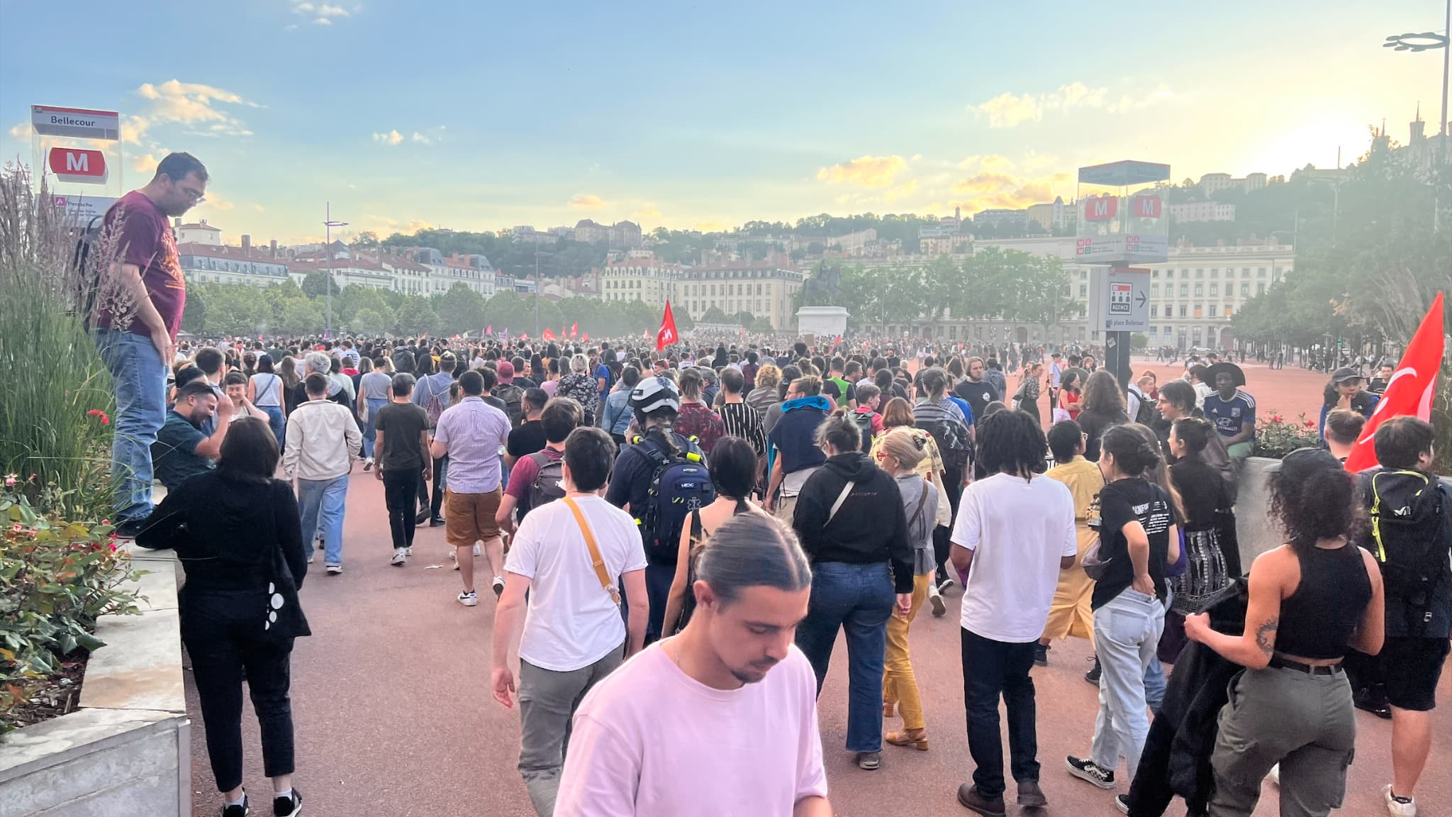 Après la place des Terreaux et celle de la République, les manifestants ont ensuite pris la direction de la place Bellecour de Lyon