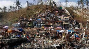 A Tacloban. Les secours peinent à rejoindre lundi les villes et villages du centre des Philippines dévastés et inondés par le typhon Haiyan et des soldats ont été déployés pour prévenir les pillages