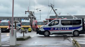 Un véhicule de police à Boulogne-sur-Mer, où quatre migrants sont morts lors d'une tentative de traversée de la Manche dans la nuit du jeudi 11 au vendredi 12 juillet.