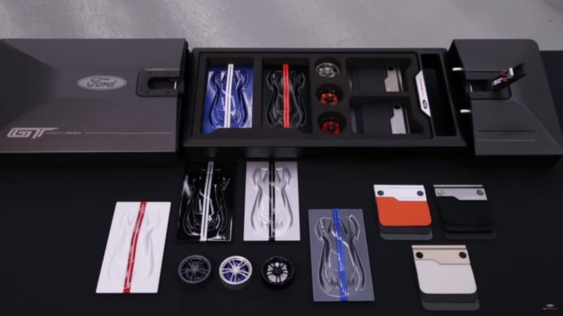 Les acheteurs de la Ford GT reçoivent ce kit de personnalisation afin de finaliser leur commande