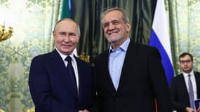 Le président russe Vladimir Poutine et le président iranien Masoud Pezeshkian se serrent la main au Kremlin à Moscou le 17 janvier 2025.