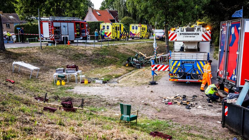 Les secours viennent en aide aux blessés d'un accident qui a fait au moins 6 morts, percutés par un camion lors d'un barbecue, à Nieuw-Beijerland, aux Pays-Bas, le 27 août 2022