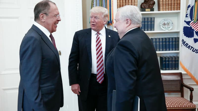 Sergueï Lavrov, Donald Trump et l'ambassadeur Sergueï Kislyak à la Maison Blanche, le 10 mai. 