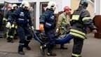 Evacuation d'un corps près de la station de métro Koultouri. Un double attentat suicide a été perpétré dans des rames du métro de Moscou, lundi matin à l'heure de pointe, faisant au moins 38 morts et 64 blessés, selon un bilan provisoire. /Photo prise le