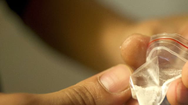 La cocaïne est coupée avec une autre substance.