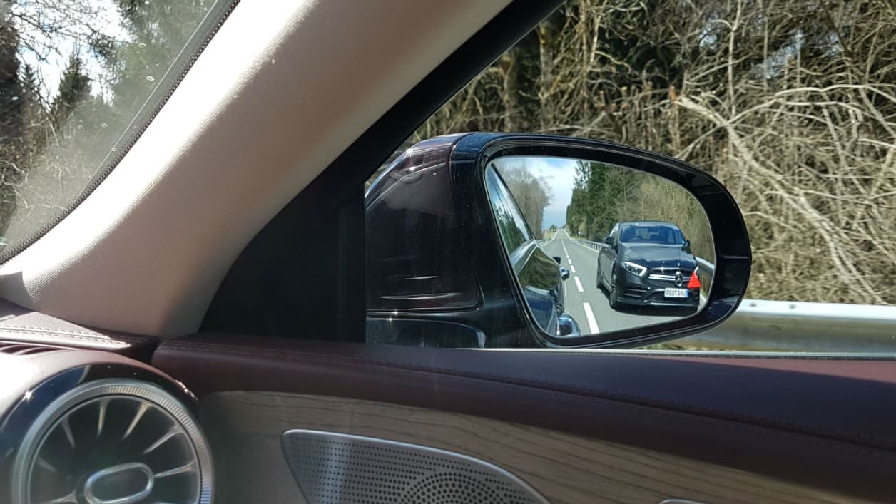Parmi les nombreux équipements de ce nouveau CLS, l'avertisseur d'angle mort. Plutôt pratique quand une autre CLS cherche à vous doubler