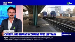 Rhône: des enfants font la course avec un train dans la cour de récréation