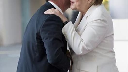 François Hollande devra s'appuyer sur l'opposition, contre une partie de sa majorité, afin d'obtenir la ratification du traité budgétaire européen, le "traité Sarkozy" pour une UMP prompte à dénoncer les "reniements" et "revirements" du président socialis