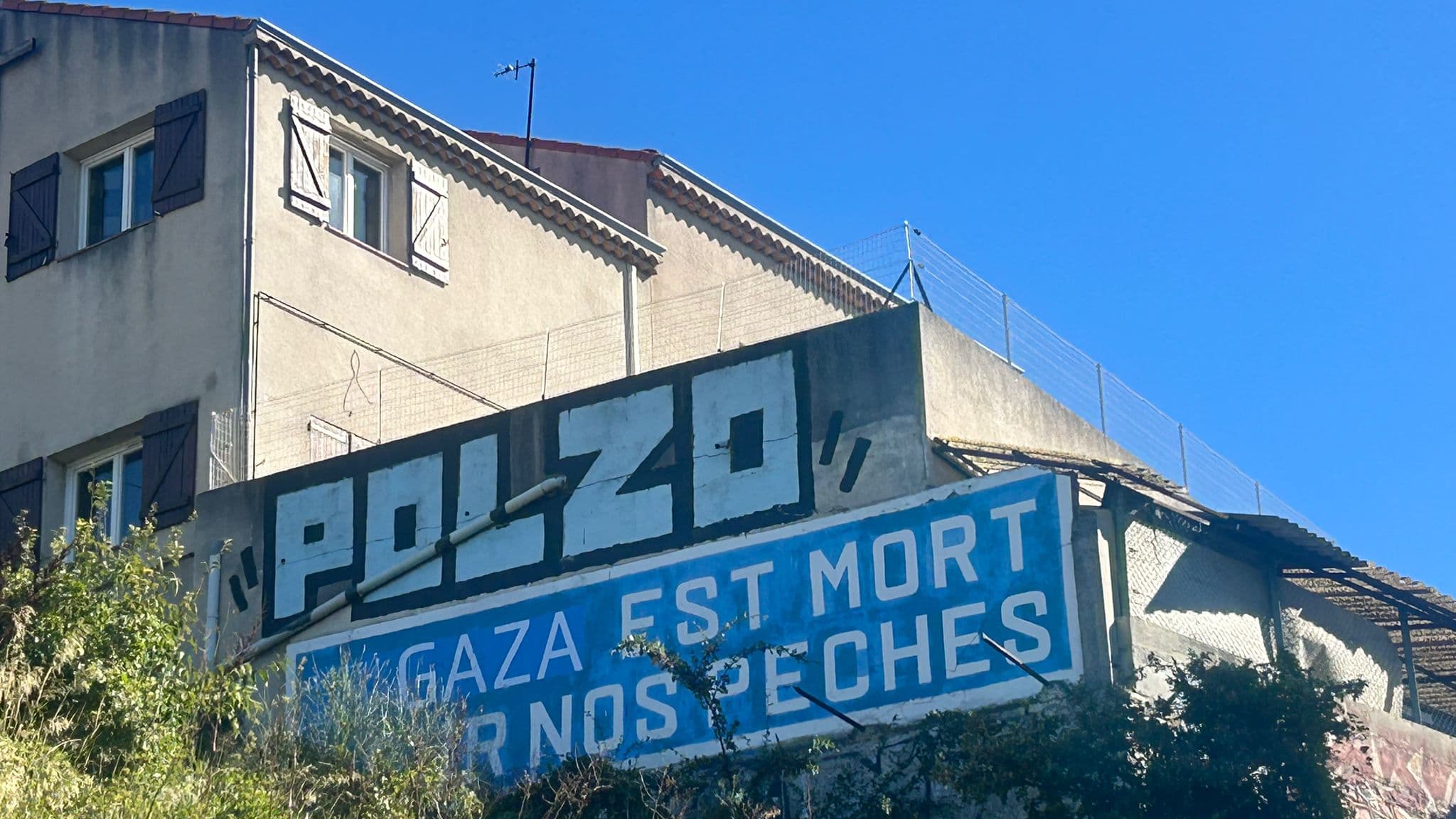 MARSEILLE: L'INSCRIPTION "CHRIST EST MORT POUR NOS PÉCHÉS" REMPLACÉE EN SOUTIEN À GAZA