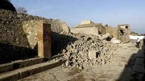 Commentateurs, archéologues et opposants politiques ont accusé dimanche le gouvernement italien de négligence et de mauvaise gestion après l'effondrement samedi à l'aube de la "Maison des gladiateurs" dans les ruines antiques de Pompéi./Photo prise le 6 n