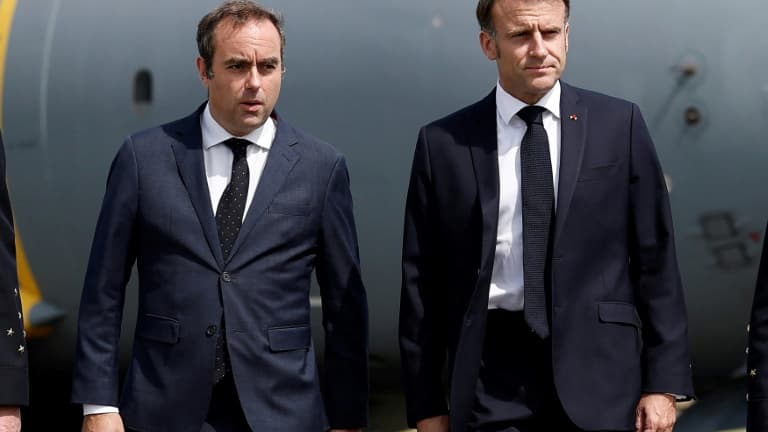Le président Emmanuel Macron (d) et le ministre des Armées Sébastien Lecornu lors d'une visite à la 55e édition du Salon international de l'aéronautique et de l'espace (SIAE) à l'aéroport de Paris-Le Bourget, le 20 juin 2025 (photo d'illustration). 