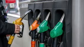 Une personne sur le point d'utiliser la pompe d'une station essence. (Photo d'illustration)