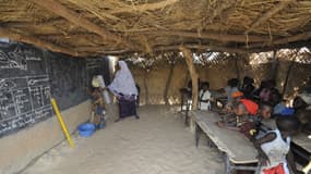 Des élèves suivent un cours dans une école à Kongome, au Niger, en avril 2010.