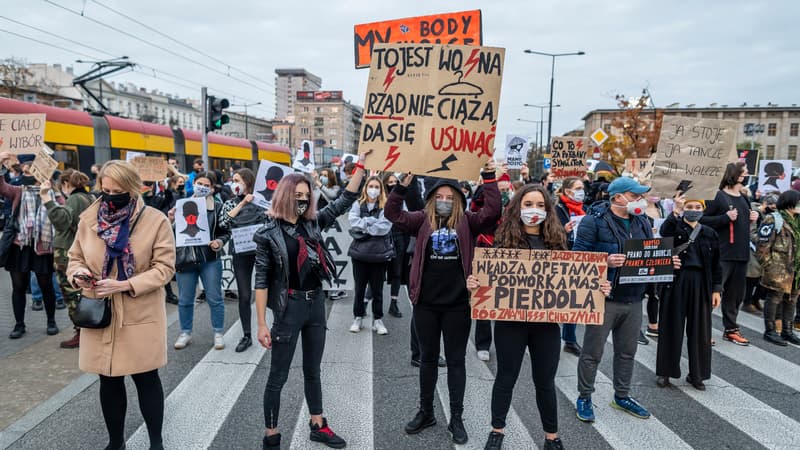 Les Polonais manifestent à Varsovie, contre la décision de la Cour constitutionnelle sur la restriction de la loi sur l'avortement, le 26 octobre 2020.