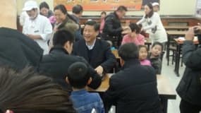 Le président chinois Xi Jinping a fait une visite surprise dans un restaurant populaire de Pékin samedi.