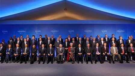 Photo de famille des ministres des Finances et gouverneurs de banques centrales ayant participé à la réunion du G20 à Paris. Les pays du G20 sont parvenus à un accord sur des indicateurs macroéconomiques visant à évaluer les politiques économiques, a anno