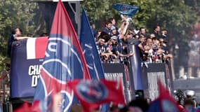 Les joueurs du PSG paradent sur les Champs-Élysées après leur sacre en Ligue des Champions, le 1er juin 2025.