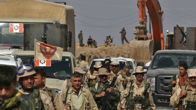 Des peshmergas kurdes à 10 kilomètres au nord-est de Mossoul, en Irak.