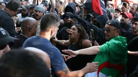 Des membres des forces de sécurité du Parti socialiste français (PS) (à gauche) affrontent des manifestants et des militants antifascistes de gauche (antifa) lors d'un rassemblement du 1er mai (fête du Travail), marquant la Journée internationale des travailleurs, à Paris, le 1er mai 2025.