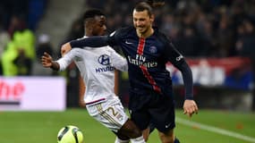 Zlatan Ibrahimovic, ici à la lutte avec le Lyonnais Maxwell Cornet