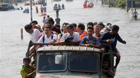 Les crues, sans précédent depuis un demi-siècle, ont provoqué l'exode de milliers d'habitants à Bangkok. Et malgré le beau temps revenu vendredi et samedi, la menace de nouvelles pluies demeure alors que les conduites d'évacuation vers la mer sont déjà sa