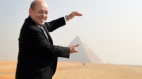 Jean-Yves Le Drian, le ministre de la Défense, prend la pose devant les pyramides d'Egypte. 