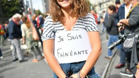 Une manifestante arbore une pancarte "Je suis fainéante" lors de la manifestation contre la réforme du droit du travail, le 12 septembre 2017 à Nantes. 
