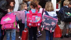 Le Conseil des ministres a entériné mercredi la hausse de 25% de l'allocation de rentrée scolaire, une promesse de campagne de François Hollande. /Photo d'archives/REUTERS/Charles Platiau