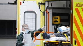 Une ambulance transportant un patient dans un hôpital de Londres, le 31 mars 2020.