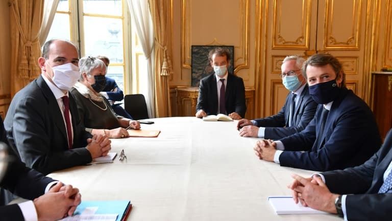Le maire de Troyes et président de l'association des maires de France (AMF) François Baroin (D) lors d'une rencontre avec le Premier ministre Jean Castex (G), le 30 septembre 2020 à Paris