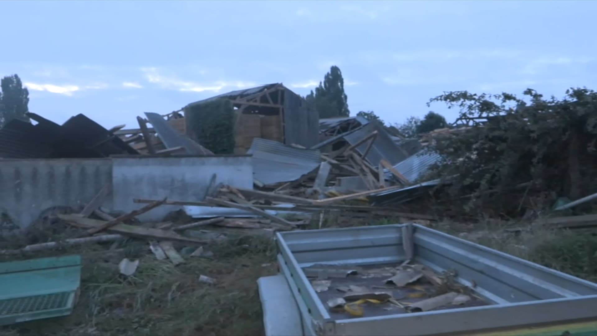 Un tornade a détruit, le dimanche 17 septembre 2023, plusieurs hangars agricoles dans la commune d'Ernée en Mayenne Un tornade a détruit, le dimanche 17 septembre 2023, plusieurs hangars agricoles dans la commune d'Ernée en Mayenne