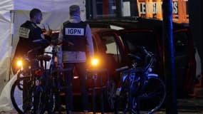 Des policiers de l'identité judiciaire et de l'IGPN devant un véhicule endommagé dont le conducteur a été mortellement blessé après un refus d'obtempérer, le 14 octobre 2022 à Paris.
